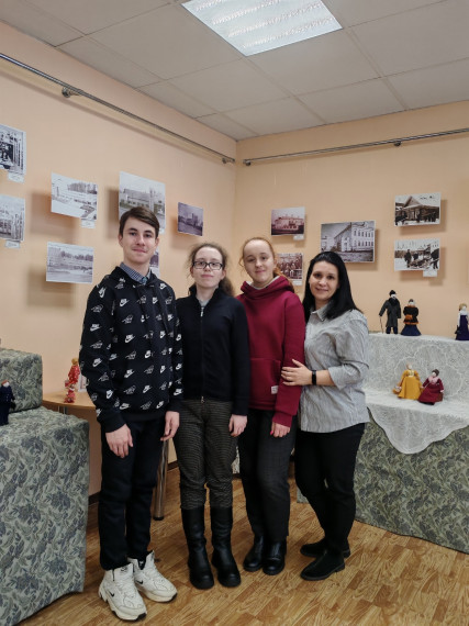 Посещение выставка «Штрихи к портрету города» посвященной 100-летию города Кохма..